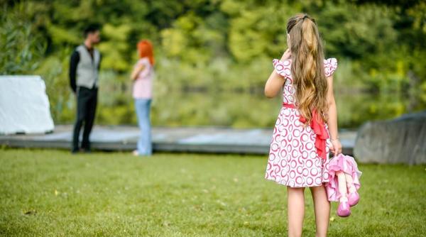 fructul oprit sezon doi cine este feti a blonda copilul anei sau al soniei