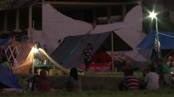 seism indonezia zeci de mii de persoane fara adapost