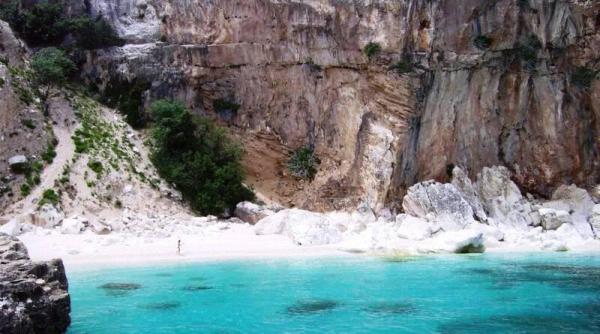 plajele paradisiace din sardinia  afectate de hotii de nisip