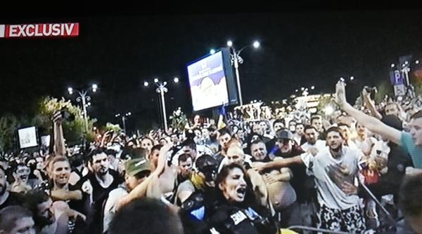 femeie jandarm calcata in picioare de protestatari