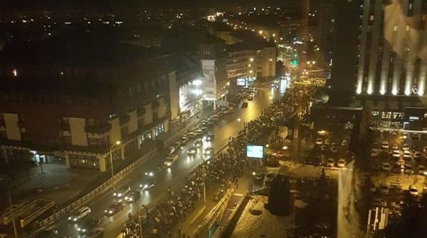 sibiu protest diaspora manifestan ii in mar pe langa casa lui iohannis