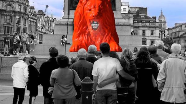 trafalgar square inca un leu gigantic amplasat in pia a
