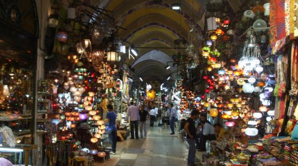 devalorizare lira turceasca turistii profita cumparaturi de lux nesperate