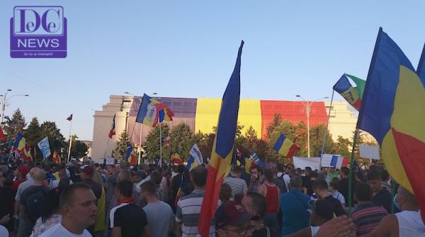 protest pia a victoriei persoana scoasa din multime