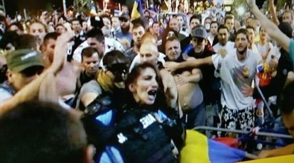 protestatarul carstoiu am mers cu flori la femeia jandarm batuta la protest