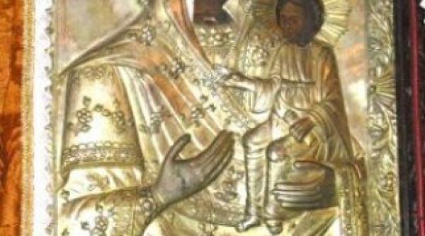 icoana maicii domnului de la manastirea dintr un lemn adusa in bucuresti