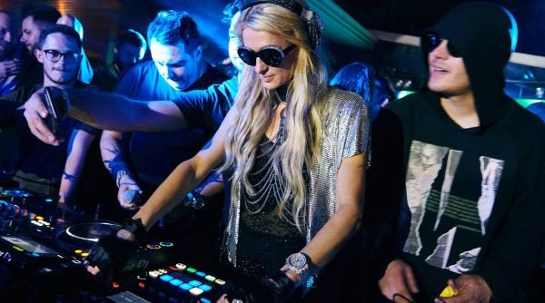 paris hilton se intoarce in romania merge la mare cu elicopterul privat