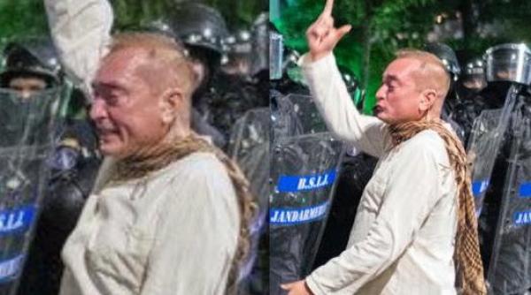 protest omul in alb care dadea ordine a vorbit e vara e cald asa am venit efectiv imbracat de acasa