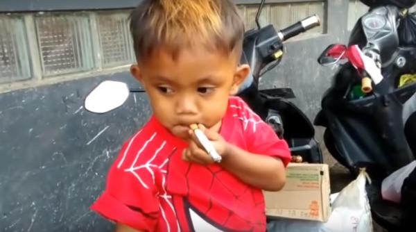 un copil de doi ani fumeaza 40 de igari pe zi mama i le cumpara