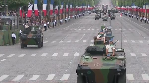 donald trump la paris parada militara