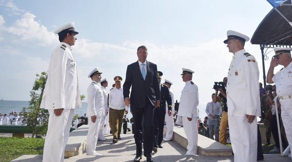 klaus iohannis surprins pe litoralul romanesc dupa ziua marinei foto