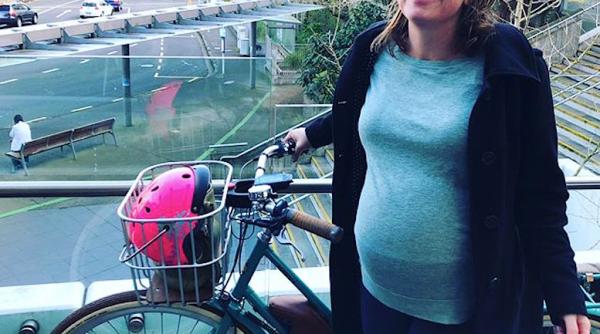 un ministru cu bicicleta la spital pentru a naste