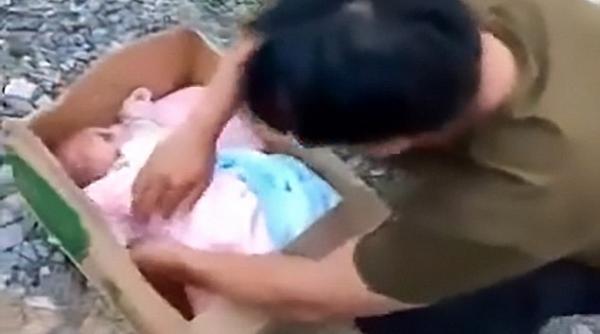 bebelu abandonat intr o cutie de carton pe marginea drumului mesajul lasat de mama