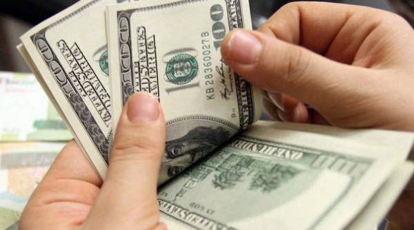 dolarul in cadere dupa atacurile lui trump la adresa ue i chinei