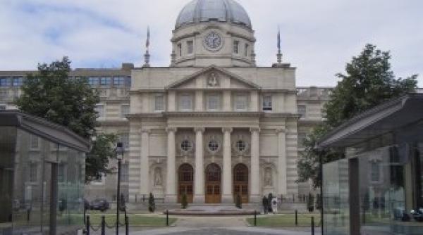 dublin o masina a intrat in poarta de acces in cladirea guvernului