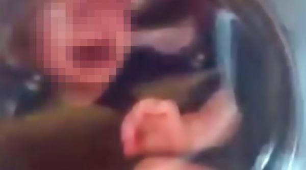 copil bagat in ma ina de spalat de bona se uita la el cum se chinuie video