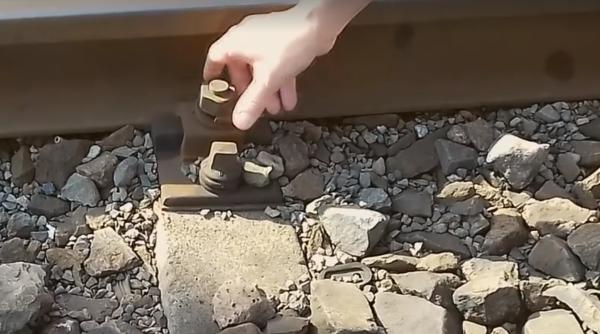 calatorii cfr din gara de nord in pericol poate deraia trenul video