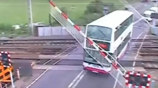 autocar cazut de pe un pod patru oameni au murit in finlanda