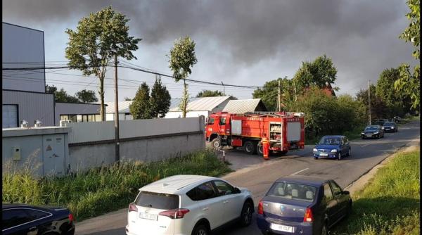 incendiu fierbinti arde o fabrica de reciclare a materialelor plastice