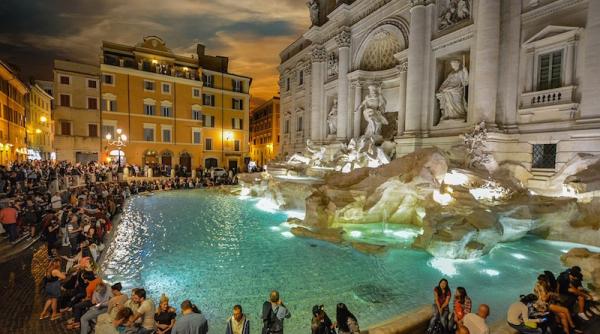 fontana di trevi in suferinta turistii un real pericol