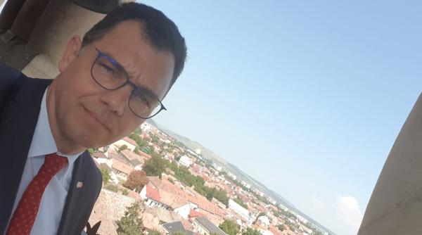 targu mure tefan oprea selfie cu un monument