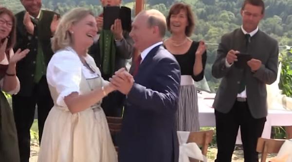 dupa un vals cu putin  sefa diplomatiei austriece danseaza cu omologii ei britanic  grec si roman afp