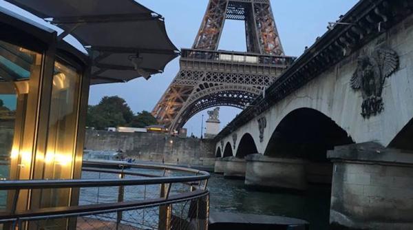 alain ducasse restaurant plutitor va naviga pe sena
