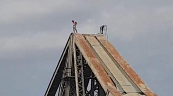 cernavoda o persoana amenin a ca se arunca de pe un pod