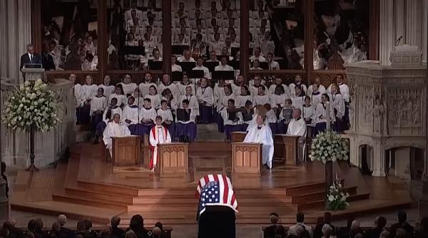 john mccain inmormantare ceremonie privata