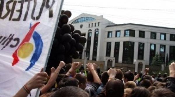 chisinau proteste in fata ambasadelor sua si germaniei