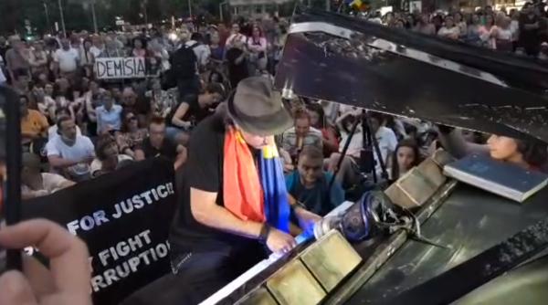 pianistul davide martello canta in mijlocul protestatarilor din pia a victoriei