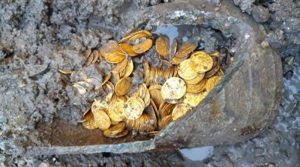 aur roman descoperit in subsolul unui teatru sute de monede