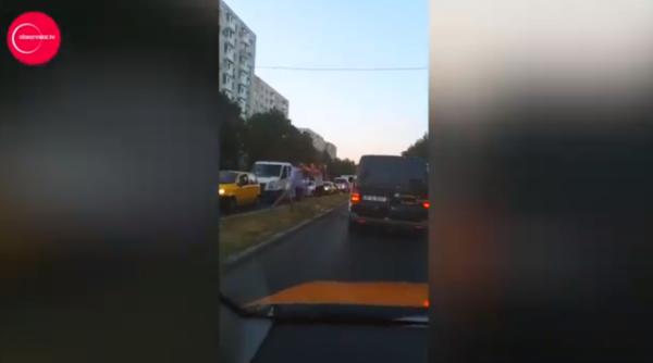 bataie intre oferi pe semafor pentru a ajunge primii video