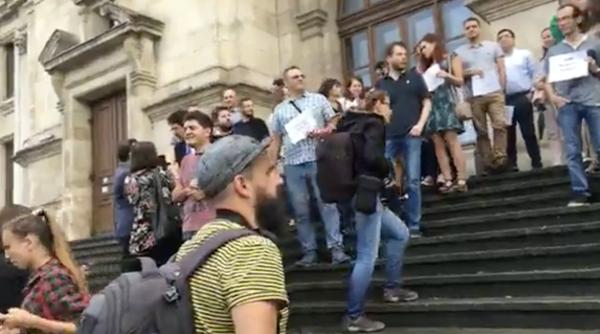 protest magistra i ca i s au strans fata curtii de apel video