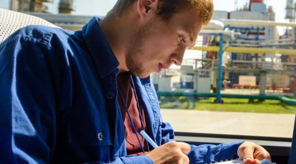 kmgi elevii i studen ii care vor o cariera in petrol i gaze burse de 1 000 de dolari