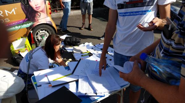 usr fara penali primele 300 000 de semnaturi depuse sub asediu