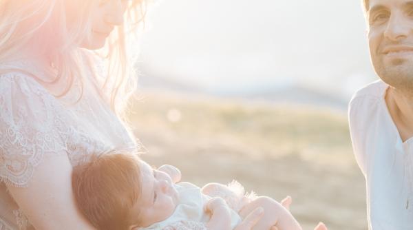 laura cosoi e curajoasa i i duce feti a de 3 luni cu avionul in vacan a