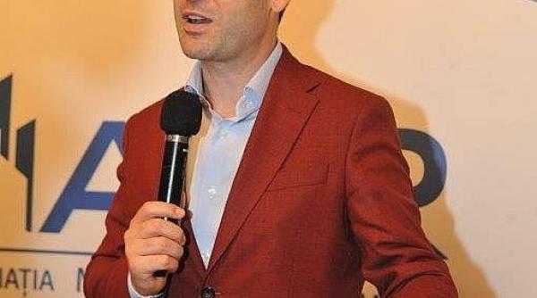 radulescu pune tunurile pe negoi a un baie a care e un nimeni