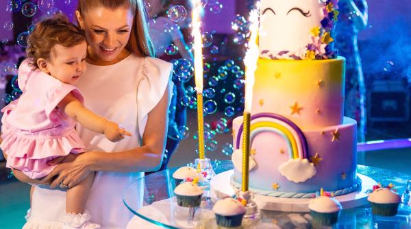 cum s a asortat elena gheorghe cu feti a ei ce inute a purtat artista la petrecere