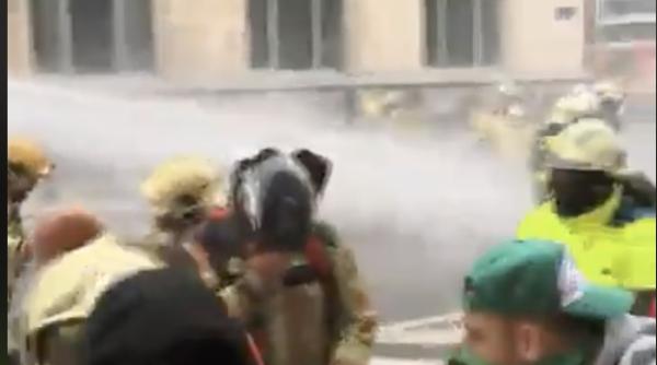 poli ia a batut protestatarii la bruxelles tunuri de apa gaze lacrimogene i bastoane video