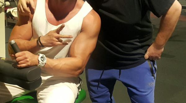 dresorul de caini al vedetelor si a facut implant de par cat l a costat