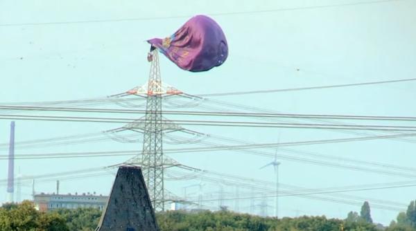 balon blocat intr un stalp electric interventia pompierilor germani video