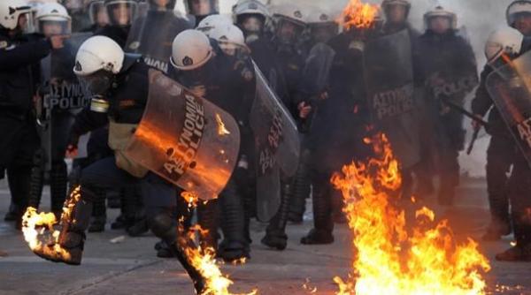 vremotarakafara proteste violente in grecia cum sa manifesti atat tupeu in raport cu stapanii