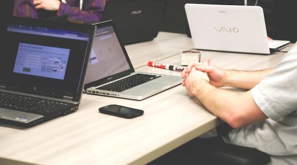 informatii private online tanar arestat pentru publicarea de date despre senatori