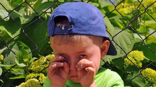 italia copil batut brutal de tatal roman isi apara mama