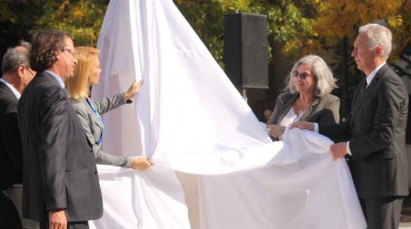 elie wiesel bustul laureatului premiului nobel pentru pace amplasat in bucuresti galerie foto