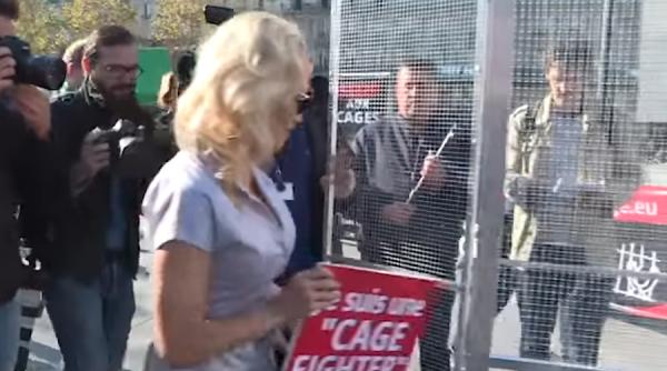 pamela anderson inchisa intr o cusca protest in favoarea animalelor