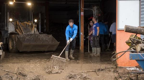 video viral nadal cu cizme de cauciuc si lopata in mana ajuta victimele inundatiilor