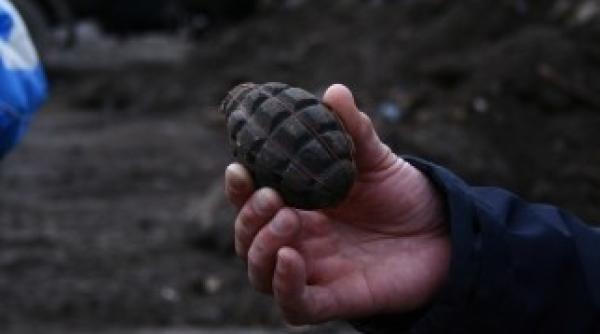 un elev a venit la scoala cu o grenada tatal era bibelou in sufragerie