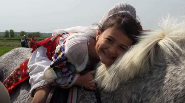 cine este elisa popovici mica printesa a muzicii populare de la olt